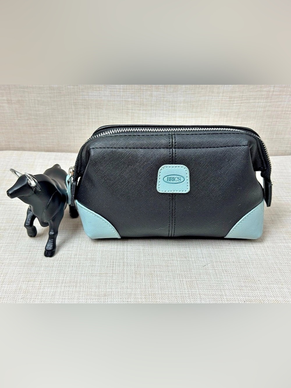 BRICS Qatar Airways Exclusive for Qatar Airways Cosmetic Case in Black & Blue